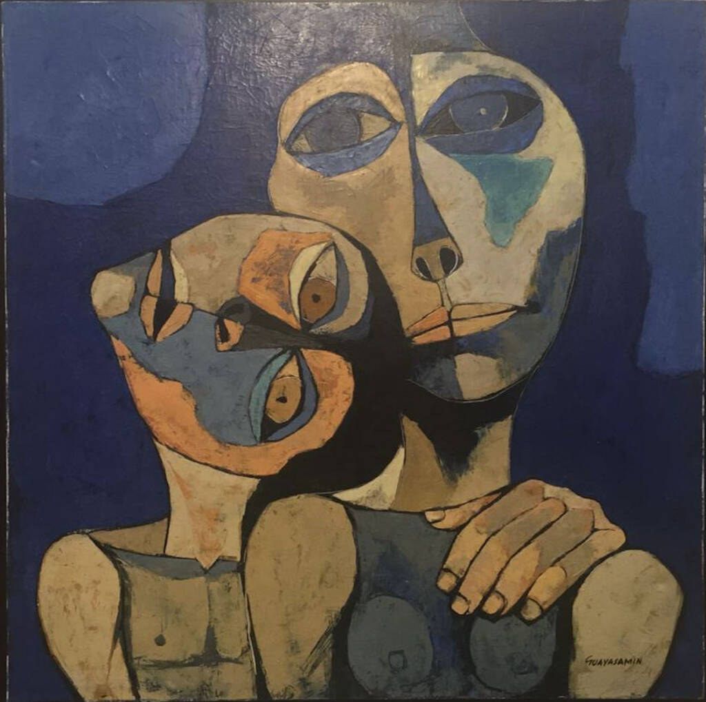 Madre con niña en fondo azul